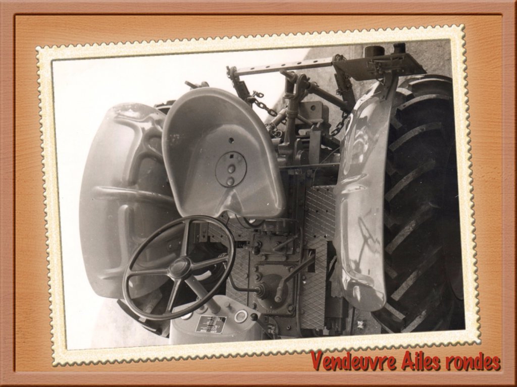 Tracteur Vendeuvre avec un montage d'ailes rondes style 'Renault'