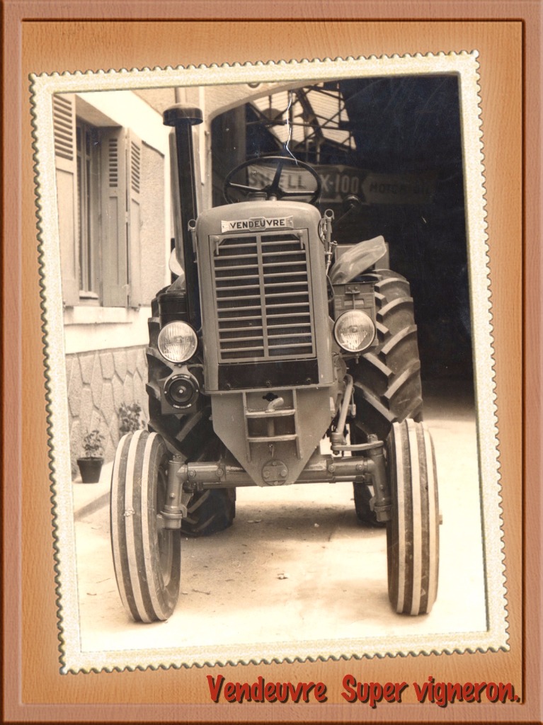 Tracteur Vendeuvre étroit avec un montage d'ailes rondes style 'Renault'