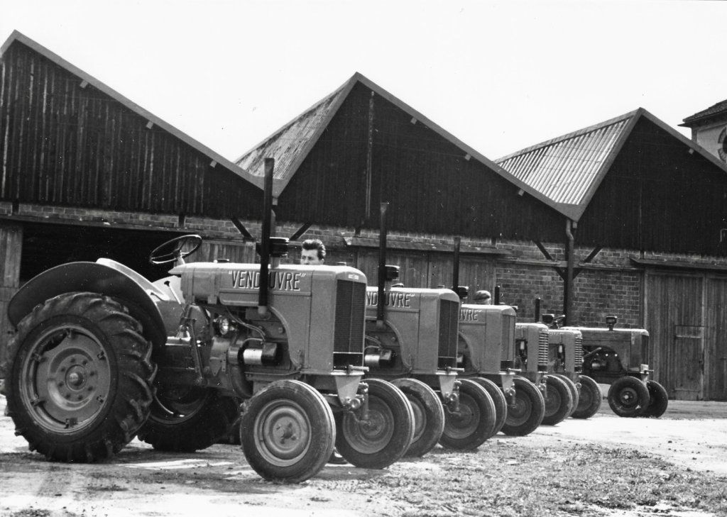1952 alignement de DD15, BB et semble t'il un prototype de GG 3 cyl.