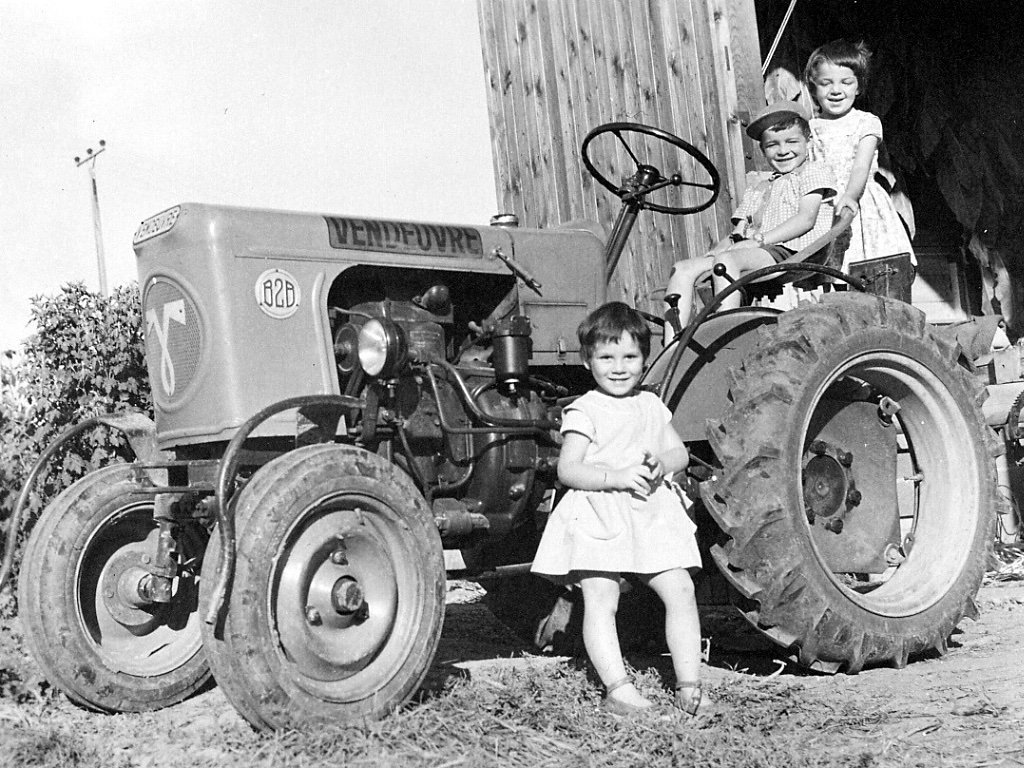 Tracteur B2B vigneron dans le Tarn avec Marie-Laure, Dominique et Christine à Albi en 1963.