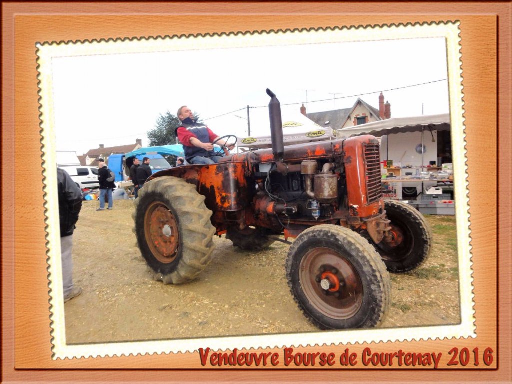 Avril 2016 18ème Bourse de Courtenay dans la Loiret.
Tracteur Vendeuvre.