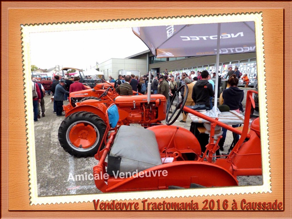 Tractomania 2016 à Caussade.
Une enfilade de tracteurs Allis-Chalmers.