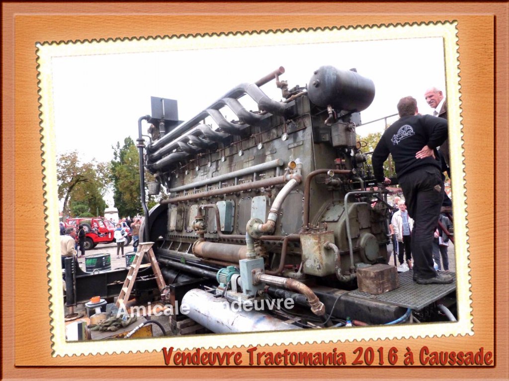 Tractomania 2016 à Caussade.
L'impressionnant moteur DUVANT à 9 cylindres.