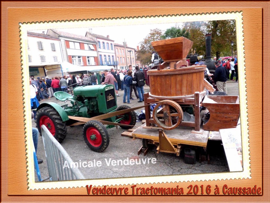 Tractomania 2016 à Caussade.
Tracteur Deutz entrainant un moulin à farine.