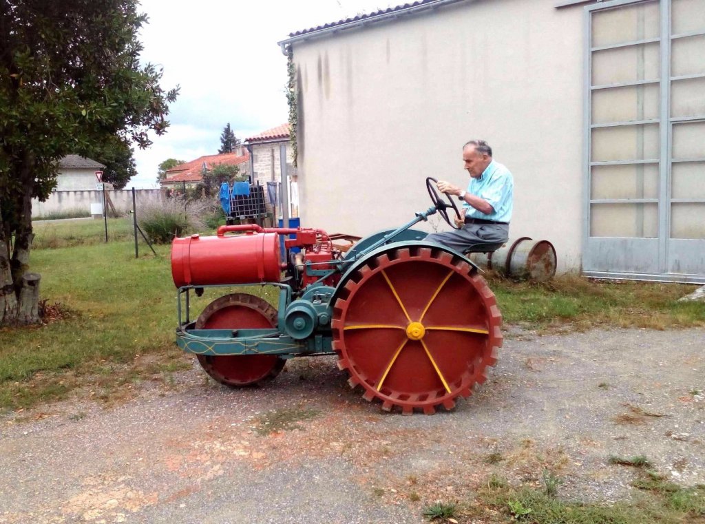 Jean Joubert au volant du tracteur familial