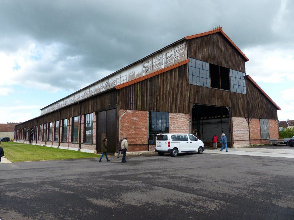 L'ancienne usine de tracteur de Vendeuvre 'La Cathédrale'.