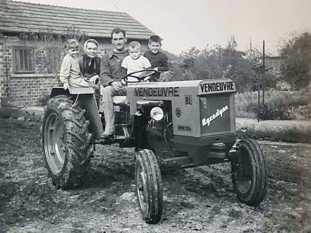 Sylvain ADAM dans la Drôme, le BL30 vient d'arriver à la ferme, c'est la photo de famille comme cela se faisait à l'époque.