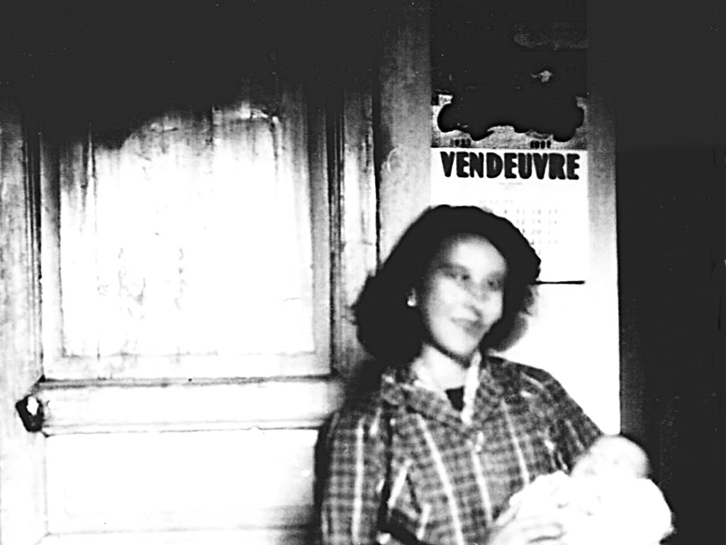Claudine MERY de Seine et Marne nous fait parvenir une photo d'André dans les bras de sa maman en décembre 1956, veillée par le calendrier VENDEUVRE, on comprend d'où vient sa passion.