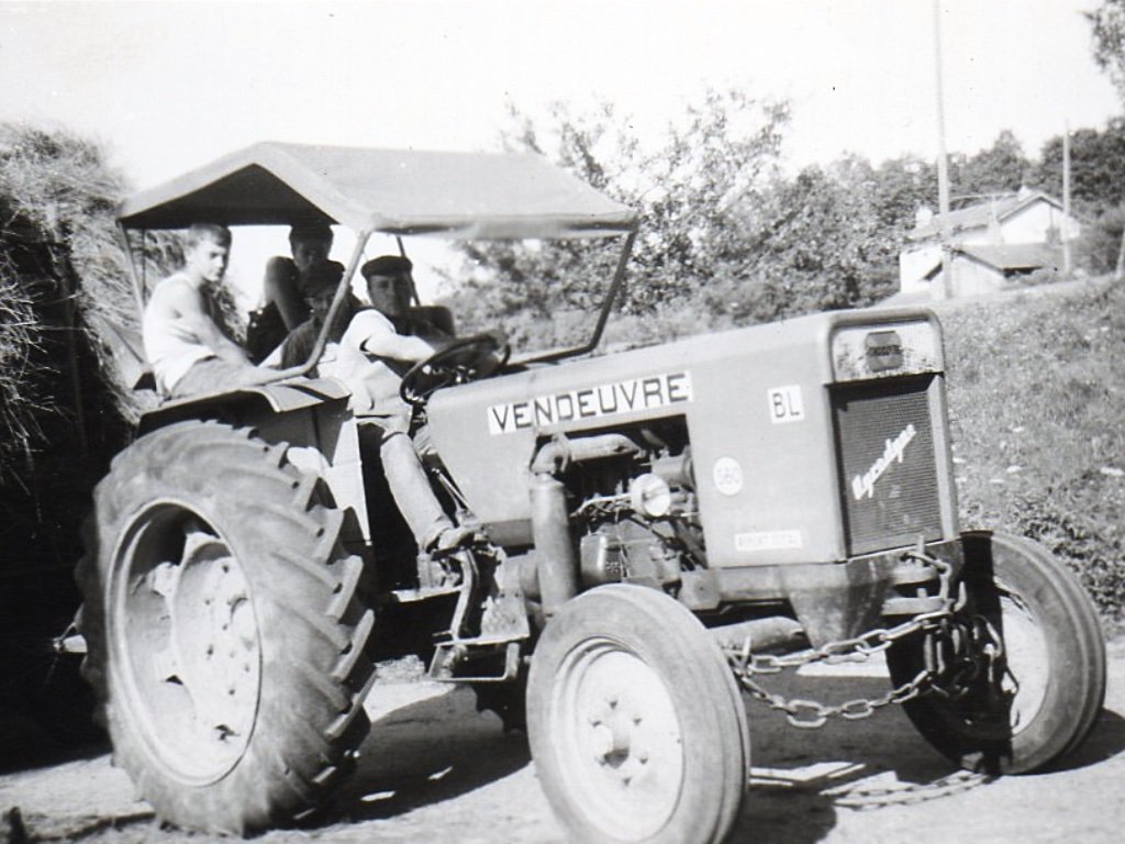 Pascal GIGOUX des Vosges nous présente le BL560 en famille attelé à une remorque de foin. Ce tracteur est équipé d'un treuil Silvant 10 tonnes.