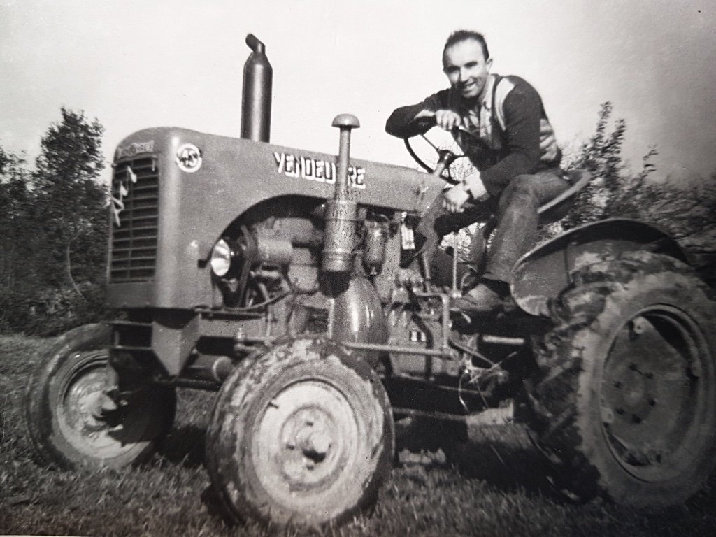 Joël GOUTAL du Finistère nous présente son papa Georges sur le Super AS de la ferme Auvergnate. Il avait fait le voyage de Paris au Cantal pour essayer ce tracteur, depuis il est restauré et toujours fonctionnel.