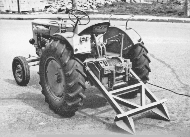 Photo d'une adaptation du treuil Silvant sur un tracteur Vendeuvre type MD