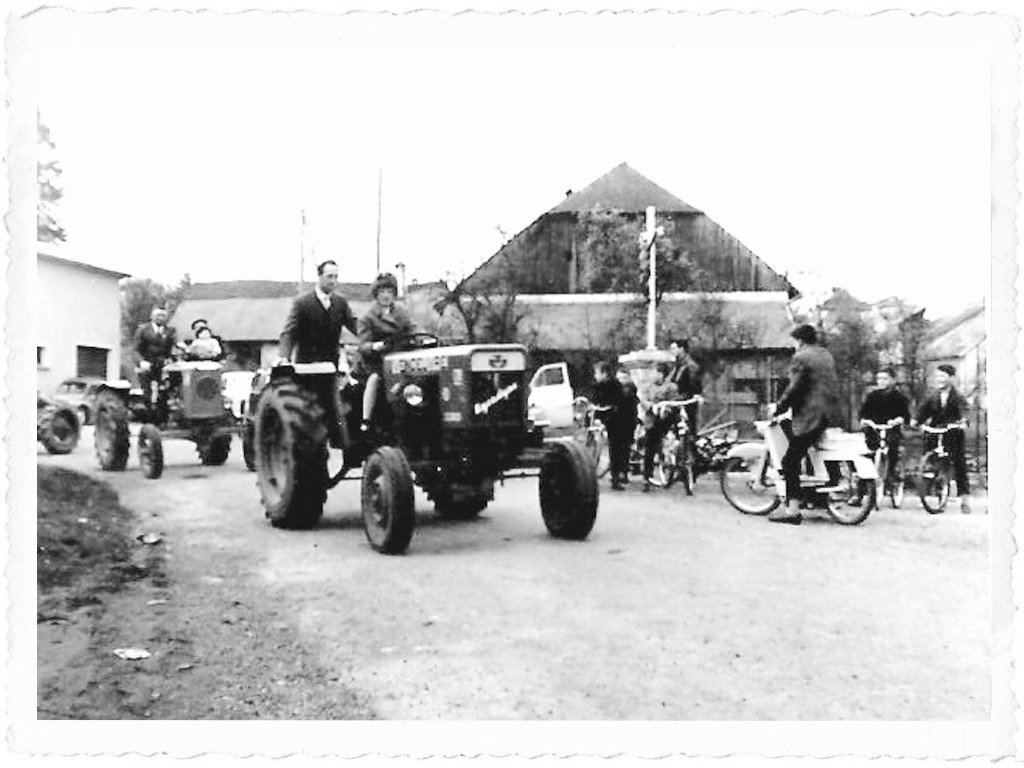 Paul FARQUE nous fait parvenir cette photo c'était  en 1964 la fête des Rogations  à l'Ascension le curé bénissait les champs les animaux et  les paysans défilaient avec les tracteurs, le BL30 et l'AS500.