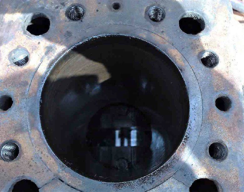 Après démontage du moteur, mauvaise surprise le bloc moteur est cassé à deux places. Il va falloir procéder à sa réparation par la méthode ancienne, le point de chainette.