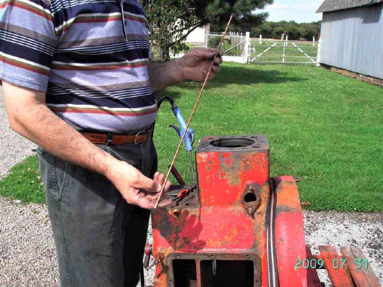 Il faut se munir de cuivre rond Ø 5mm, d'un forêt Ø 4,2mm, d'un taraud et d'une filière de 5 au pas de 80. une perceuse, un tourne à gauche, du Loctite 648 une paire de pince, une lime, une scie à métaux et un bon étau, du courage et de la patience.
