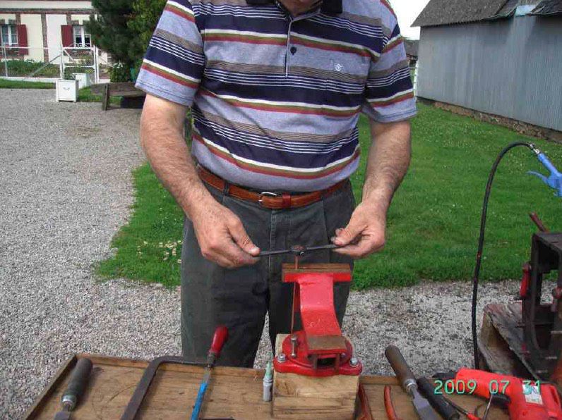 Fileter la tige de cuivre, en allant un peu plus loin que la profondeur de perçage effectuée dans le bloc.