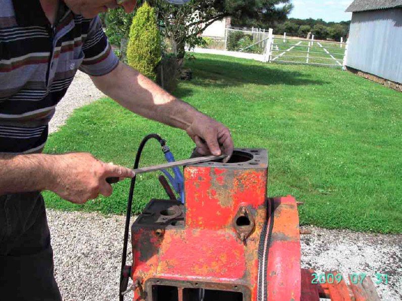 Passer un léger coup de lime sur la tige, et donner un coup de pointeau au milieu du diamètre extérieur du rond de cuivre, pour effectuer le second trou, et répéter les opérations jusqu’à la fin de votre point de chainette.