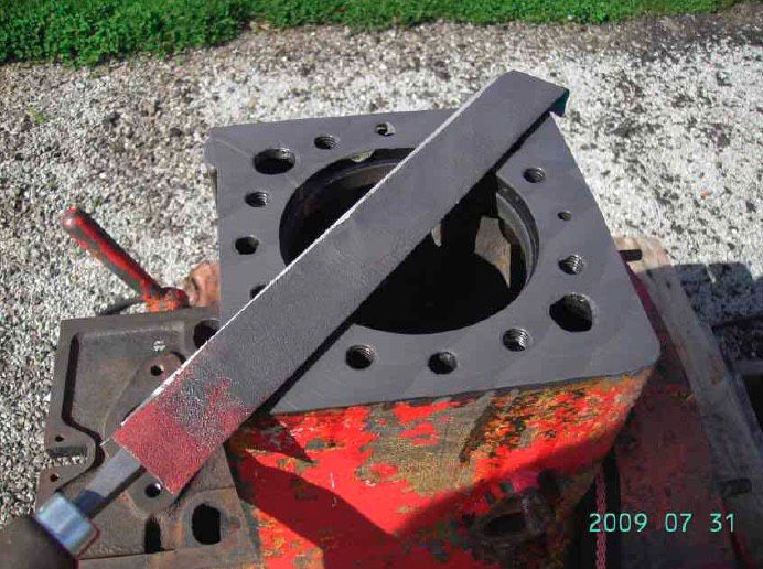 Bien enduire la surface du bloc avec de la pâte à roder, prendre une lime de 300 de la toile moyenne bien tendue sur la lime et procéder en faisant un mouvement en forme de 8. Lisser avant de nettoyer.