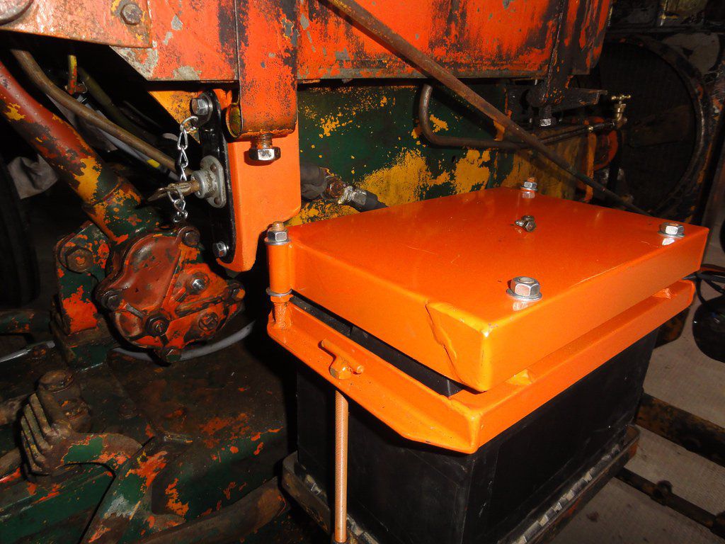 Remplacement des 2 batteries 6 volts par une 12 volts 70 Ah ce qui oblige une modification du coffre.