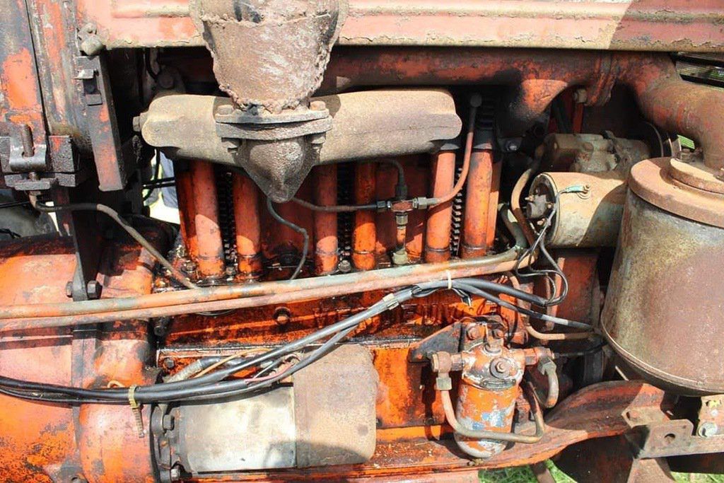 Le tracteur est à peu près complet : son moteur 3 cylindres type ZP3 66.