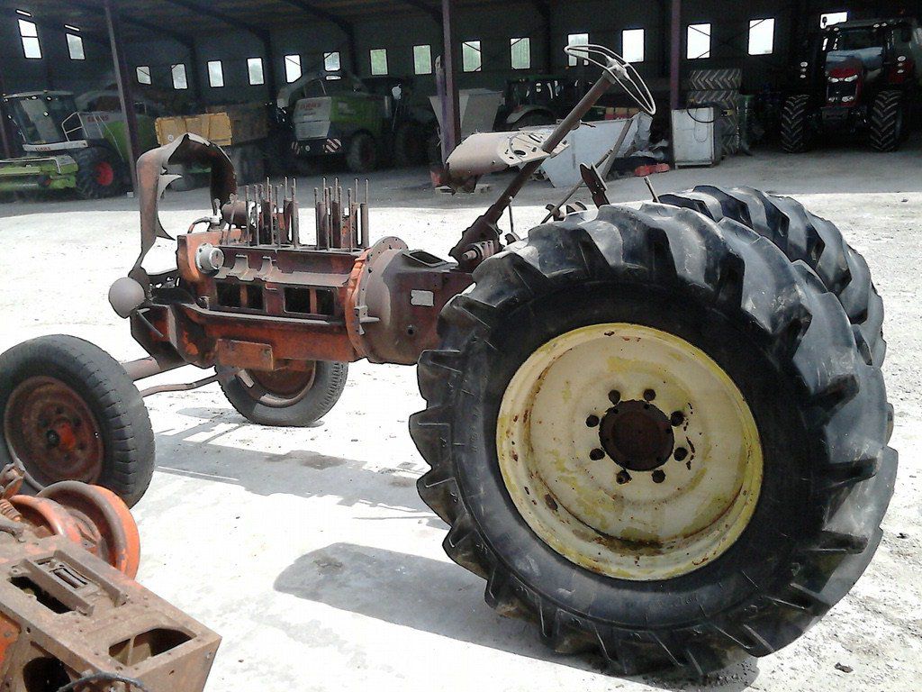 4. Le démontage, un bon nettoyage et en remettant des roues de notre exploitation, il ressemble déjà à un tracteur.