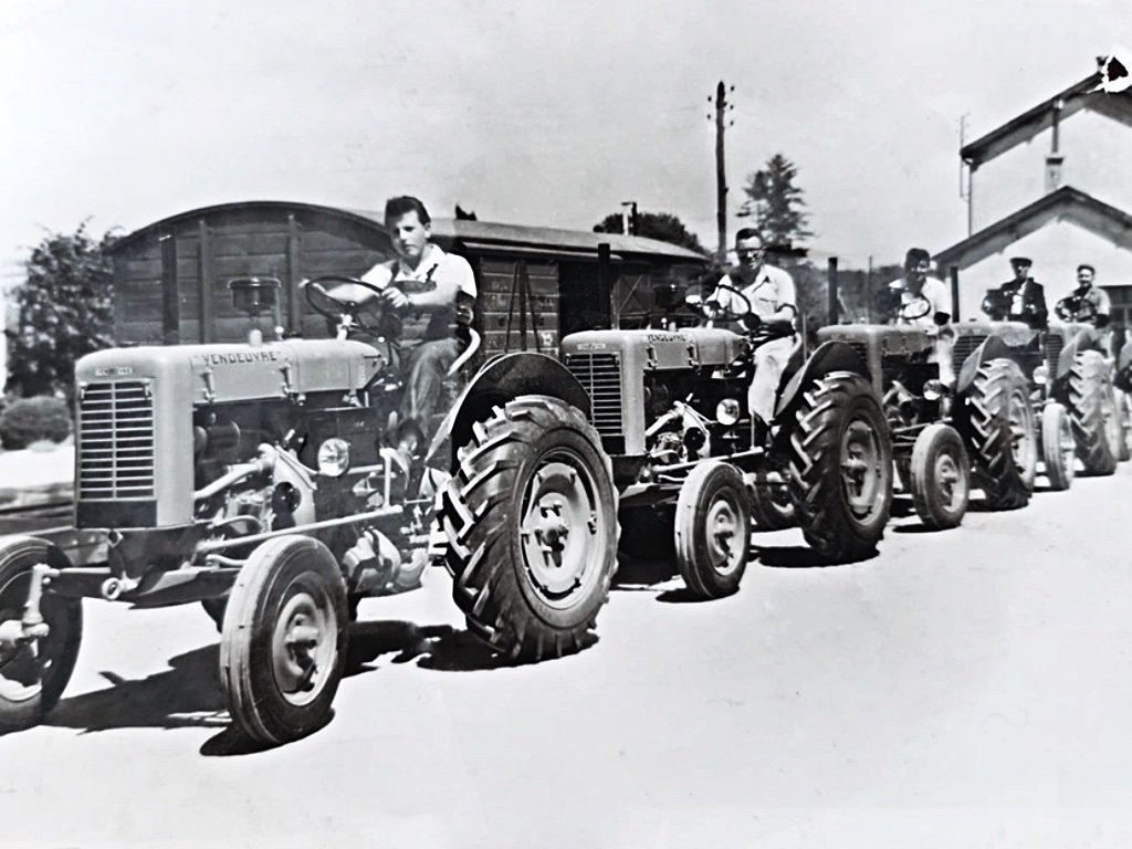 Jacky SERRE et ses collègues livrent les tracteurs VENDEUVRE BB de l'usine à la gare en 1953 dans l'Aube.