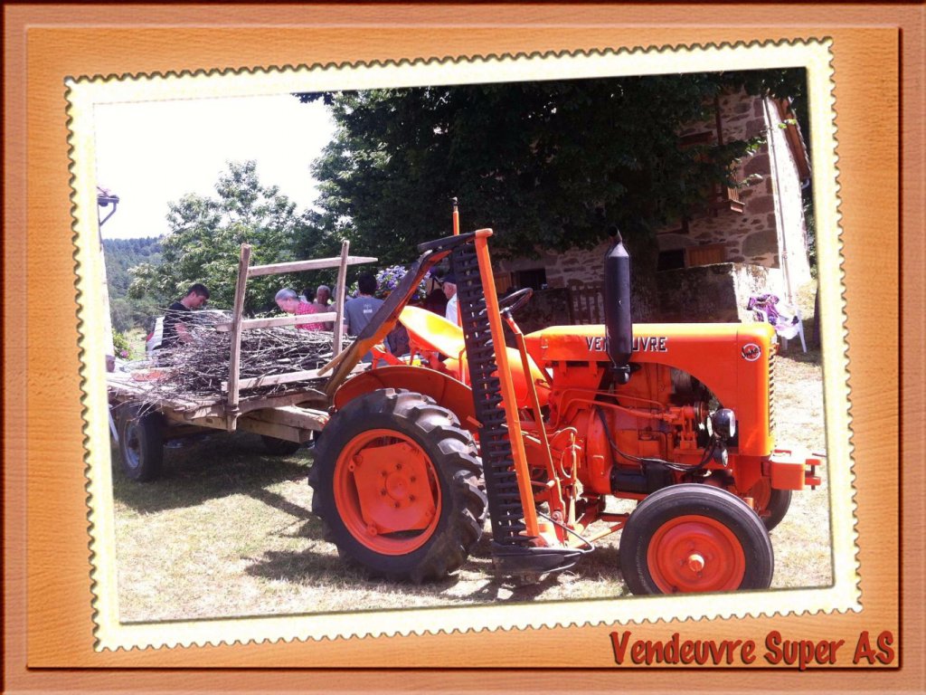 Tracteur Vendeuvre Super AS avec une faucheuse Querry.